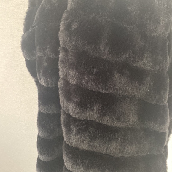AMISU Faux Fur Vest - Picture 2 of 6
